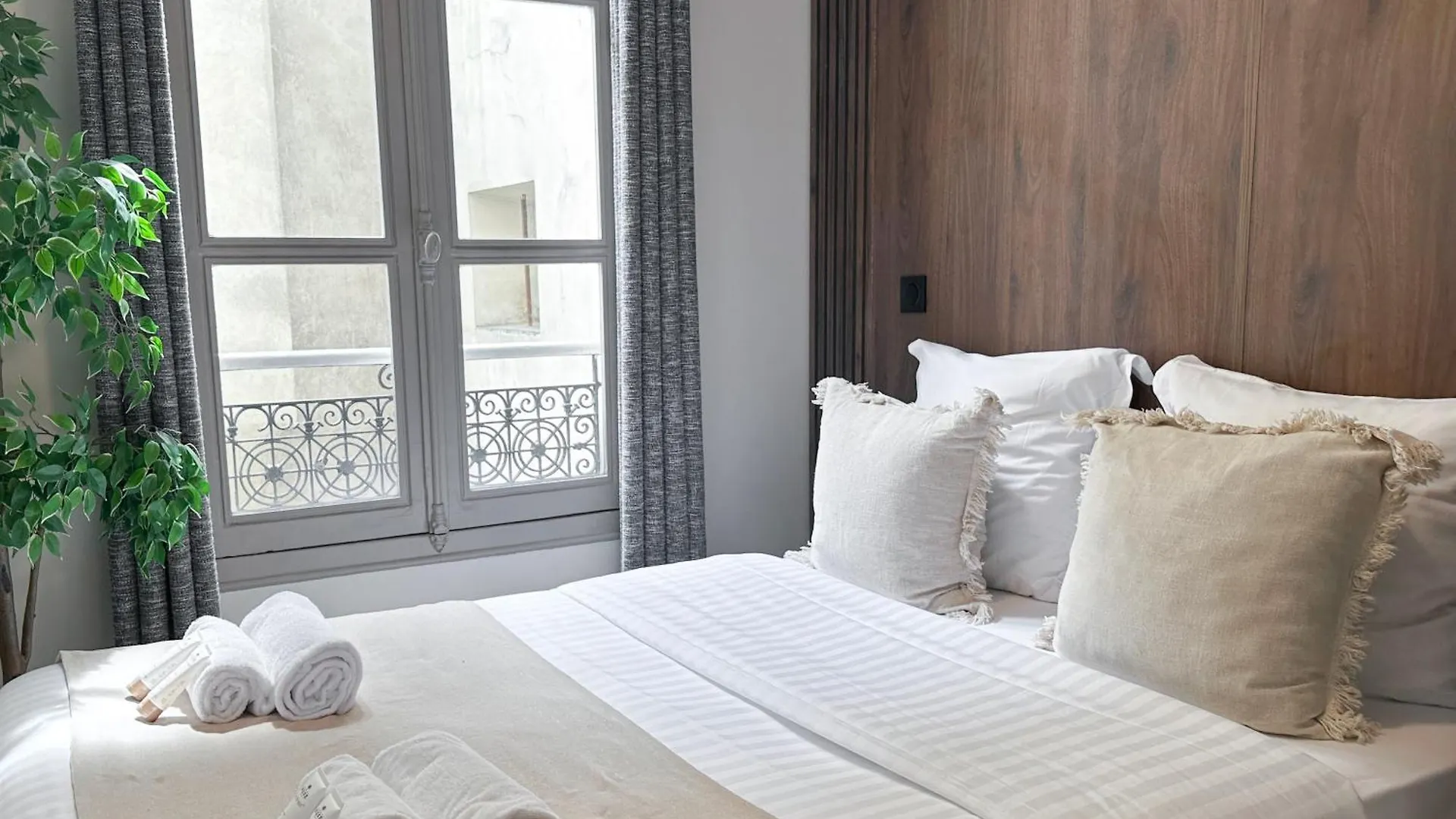 Unique Flat Near Louvre & Palais Royal Paris